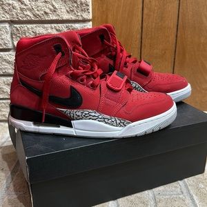 AIR JORDAN LEGACY 312 SIZE 9 VARSITY RED/BLACK-WHITE